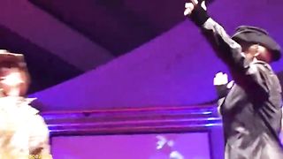 Две зрелые стриптизерши на сцене раздеваются и трогают друг дружку