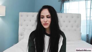 Сексуальная брюнетка на кастинге шалит с горячей блондинкой перед камерой