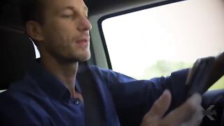 Молодую блондинку надо учить подчинению